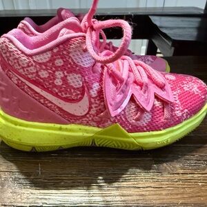 Nike Kids' 2019
SpongeBob SquarePants x Kyrie 5 'Patrick'